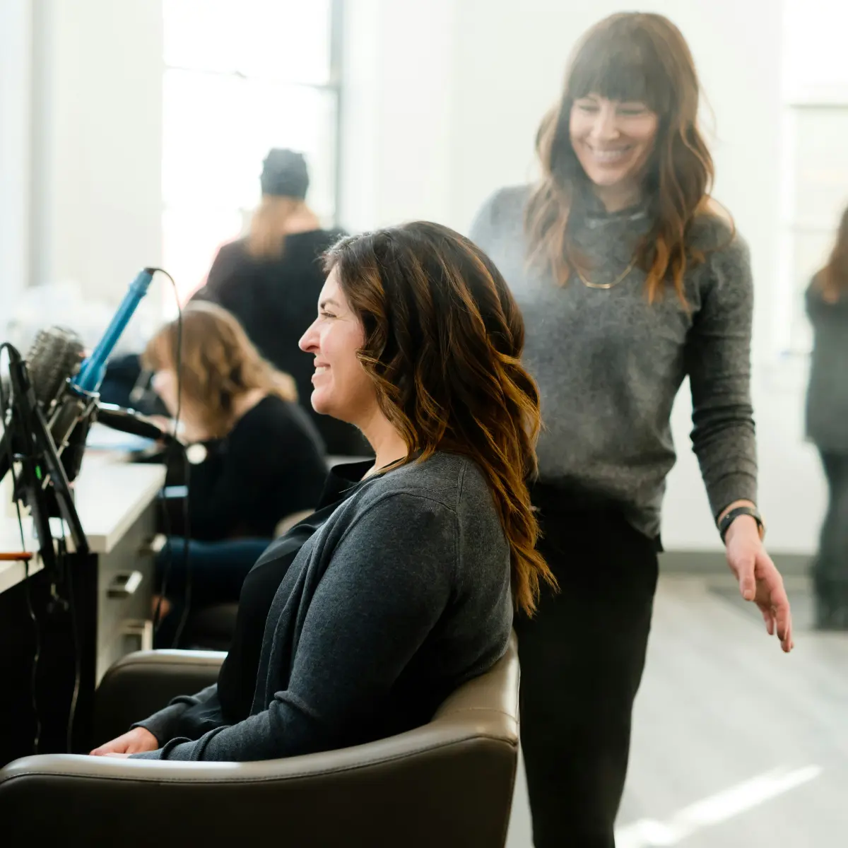 Porträtt av stylist i studiomiljö